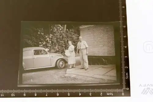 tolles altes Negativ  Personen Oldtimer VW Käfer mit Sonnenblende Felgen 60er