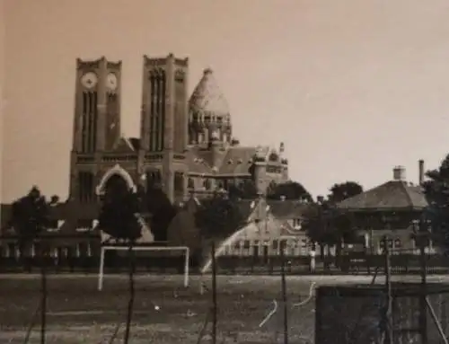 tolles altes Foto - Sportplatz u Saint Bavo Catholic Cathedral Basilica  Haarlem