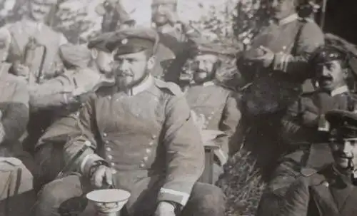 zwei alte Foto - Soldaten der Kavallerie beim essen 1914