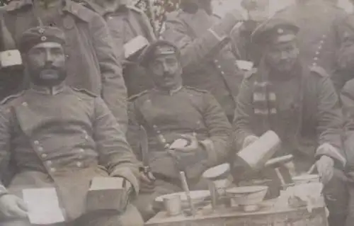 zwei alte Foto - Soldaten der Kavallerie beim essen 1914