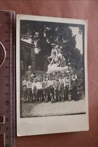 tolles altes Klassenfoto - Ausflug Zoologischer Garten Berlin - Statue 1910-20