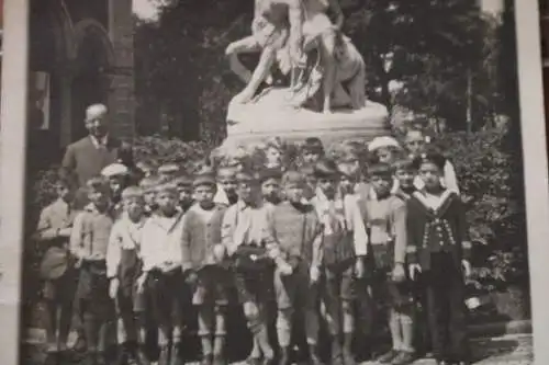 tolles altes Klassenfoto - Ausflug Zoologischer Garten Berlin - Statue 1910-20