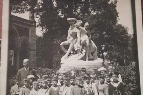 tolles altes Klassenfoto - Ausflug Zoologischer Garten Berlin - Statue 1910-20