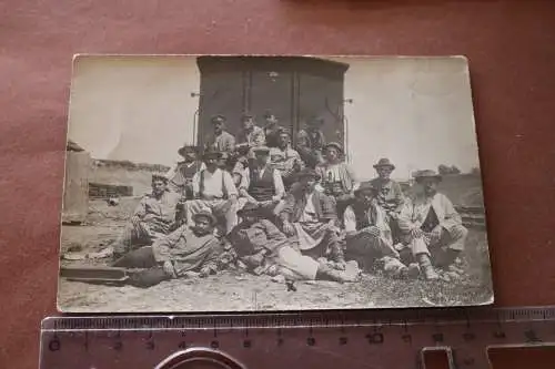 tolles altes Gruppenfoto Soldaten und Arbeiter Eisenbahn Schienen verlegen