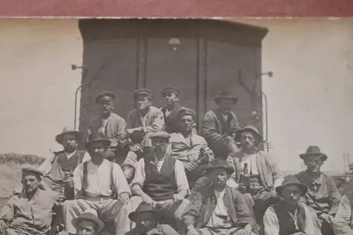 tolles altes Gruppenfoto Soldaten und Arbeiter Eisenbahn Schienen verlegen