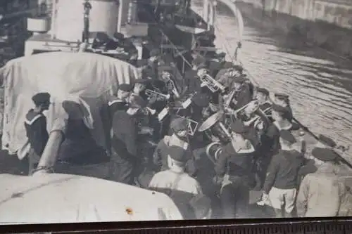 tolles altes Foto  - Matrosen Musikkorps spielt auf dem Schiff 