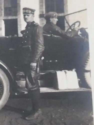 tolles altes Foto  - Fahrdienst Soldat in Ledermontur - Oberlt. Hansen Rücksitz