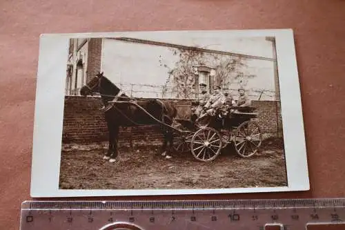 tolles altes Foto  - Kutsche mit Sanitäter und Soldaten