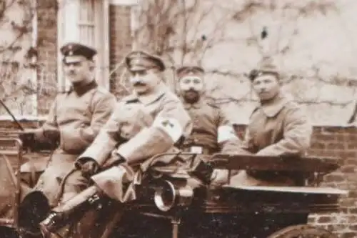 tolles altes Foto  - Kutsche mit Sanitäter und Soldaten