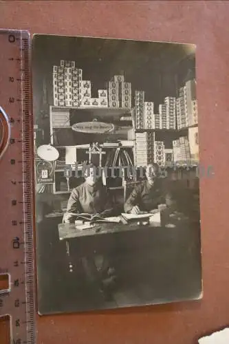 tolles altes Foto - Zigarettenausgabe , Lager Soldaten, 