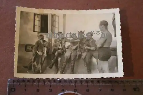 tolles altes Foto Gruppe Soldaten , einer mit Panzervernichtungsabzeichen