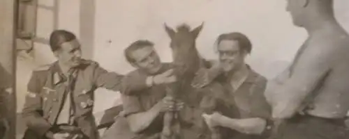 tolles altes Foto Gruppe Soldaten , einer mit Panzervernichtungsabzeichen