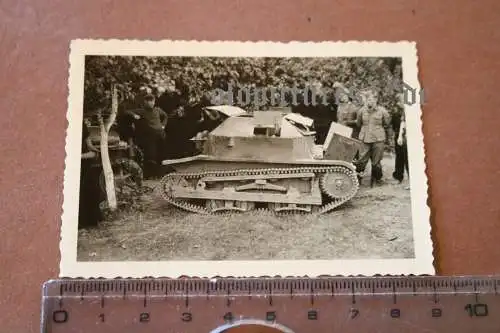 tolles altes Foto - deutsche Panzersoldaten begutachten polnische Tankette TK-3