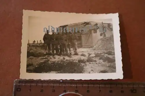 altes Foto - Gruppe Soldaten vor einem Bunker mit Tarnanstrich - Ort ?