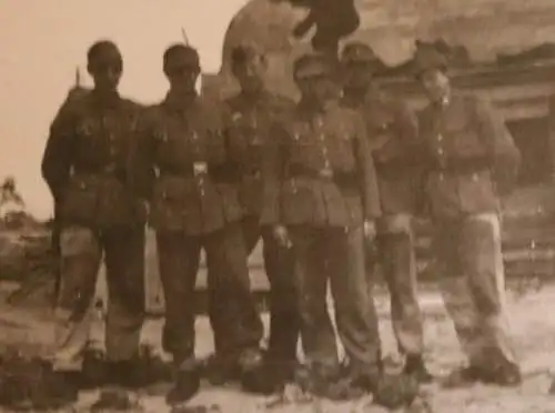 altes Foto - Gruppe Soldaten vor einem Bunker mit Tarnanstrich - Ort ?