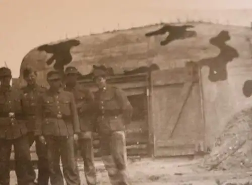 altes Foto - Gruppe Soldaten vor einem Bunker mit Tarnanstrich - Ort ?