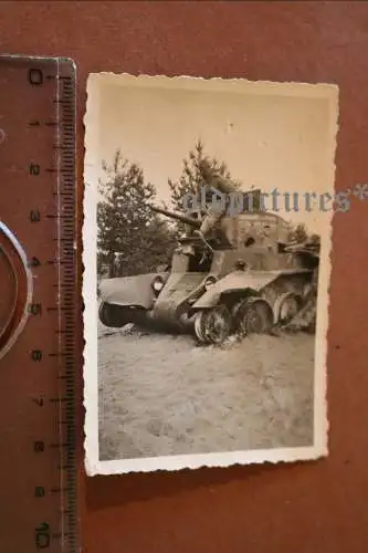 altes Foto - Soldat sitzt auf zerstörtem Panzer - Marke ?  1942 