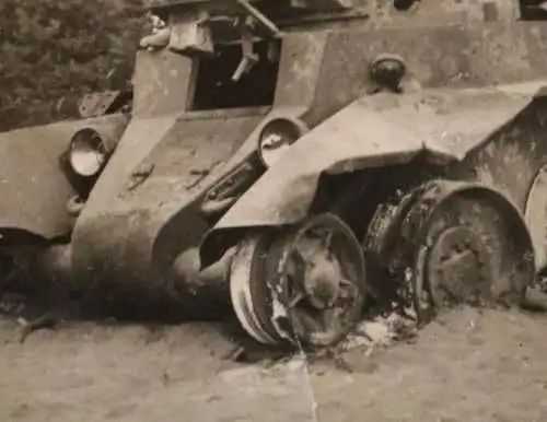 altes Foto - Soldat sitzt auf zerstörtem Panzer - Marke ?  1942 