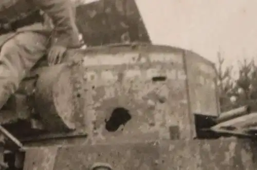 altes Foto - Soldat sitzt auf zerstörtem Panzer - Marke ?  1942 