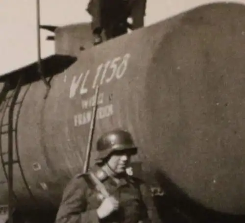 altes Foto - Wachsoldat - Tankwaggons  WL 1158 Eisenbahn  Frankreich ? 1943