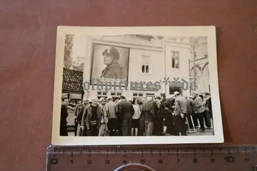 altes Foto Gebäude Plakat Mussolini - Männer mit weissen Kappen - Ort ?