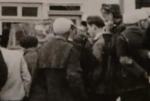 altes Foto Gebäude Plakat Mussolini - Männer mit weissen Kappen - Ort ?