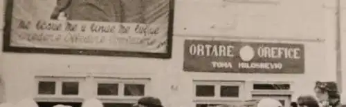 altes Foto Gebäude Plakat Mussolini - Männer mit weissen Kappen - Ort ?