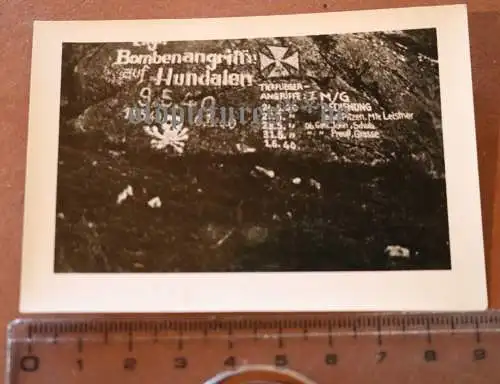 altes Foto alter Stein mit Auschrift engl. Bombenangriff auf Hundalen 1940