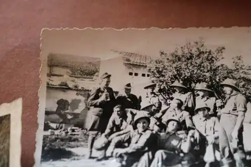 drei tolle alte Fotos - Gruppe Soldaten teilweise Tropenhelm - Kreta ? Ärmelschi