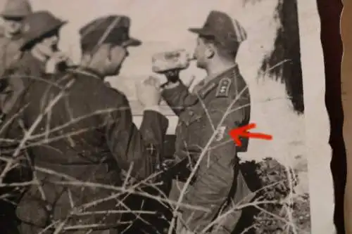 drei tolle alte Fotos - Gruppe Soldaten teilweise Tropenhelm - Kreta ? Ärmelschi