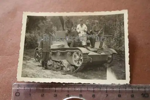 tolles altes Foto - Gruppe Soldaten posieren mit zerstörten Panzer