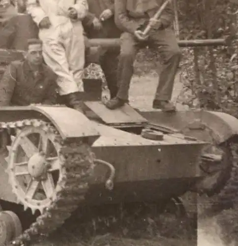 tolles altes Foto - Gruppe Soldaten posieren mit zerstörten Panzer