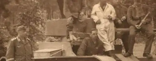 tolles altes Foto - Gruppe Soldaten posieren mit zerstörten Panzer 