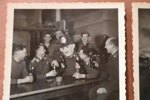 zwei tolle alte Fotos - Soldaten mit gr. Masken Laurel & Hardy und Polizist 