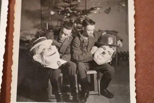 zwei tolle alte Fotos - Soldaten mit gr. Masken Laurel & Hardy und Polizist 