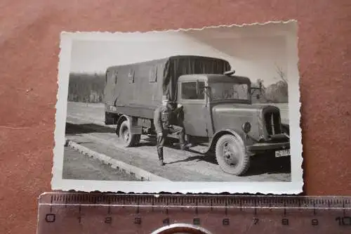 tolles altes Foto - Soldat Luftwaffe posiert mit seinem LKW