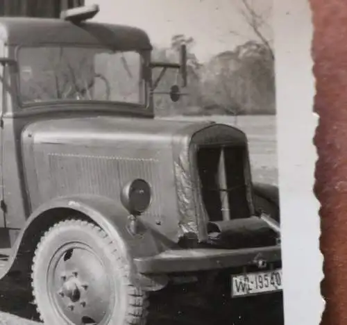 tolles altes Foto - Soldat Luftwaffe posiert mit seinem LKW