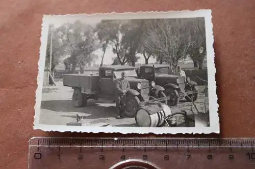 tolles altes Foto - Soldaten mit LKW´s