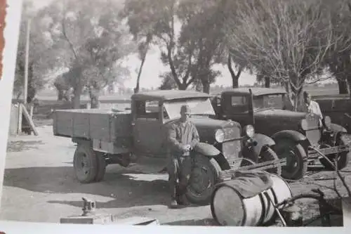 tolles altes Foto - Soldaten mit LKW´s