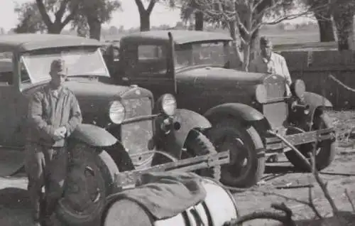 tolles altes Foto - Soldaten mit LKW´s