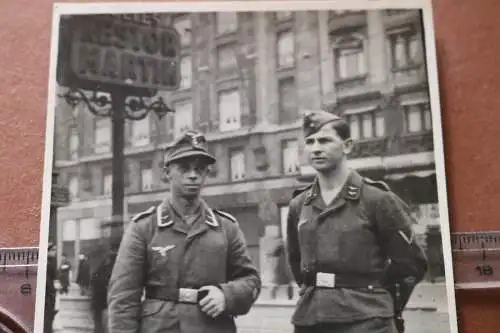 tolles altes Foto - zwei Soldaten Luftwaffe in Brüssel 1943