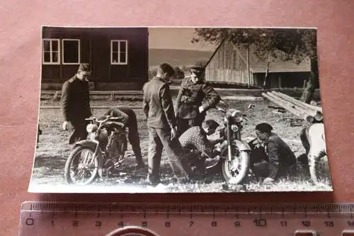 tolles altes Foto Männer montieren an Motorräder - Soldaten