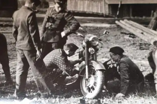 tolles altes Foto Männer montieren an Motorräder - Soldaten