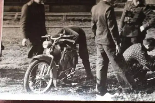 tolles altes Foto Männer montieren an Motorräder - Soldaten