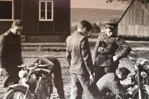 tolles altes Foto Männer montieren an Motorräder - Soldaten