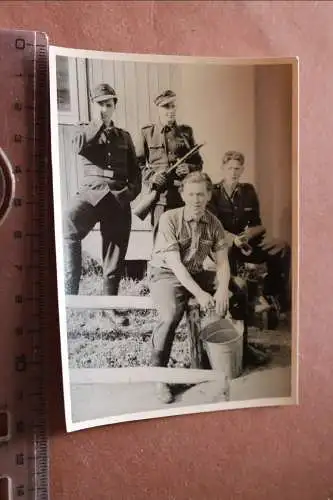 tolles altes Foto junge Soldaten ?  KVP oder NVA ?? MG 
