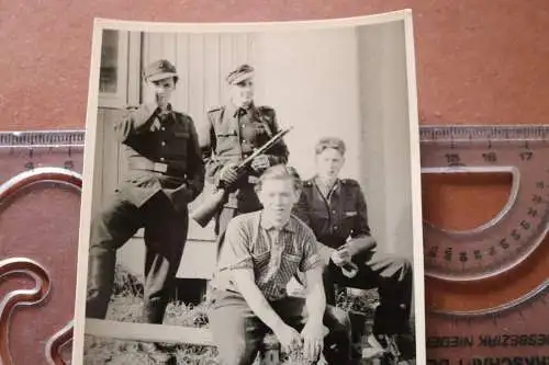 tolles altes Foto junge Soldaten ?  KVP oder NVA ?? MG 