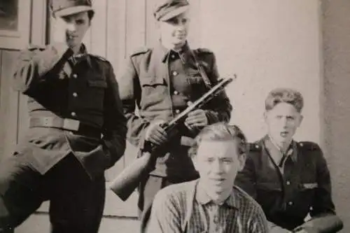 tolles altes Foto junge Soldaten ?  KVP oder NVA ?? MG 