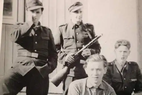 tolles altes Foto junge Soldaten ?  KVP oder NVA ?? MG 