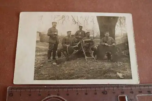 tolles altes Foto - MG-Trupp  - Kragenspiegel III B  13 Metallauflagen 1918